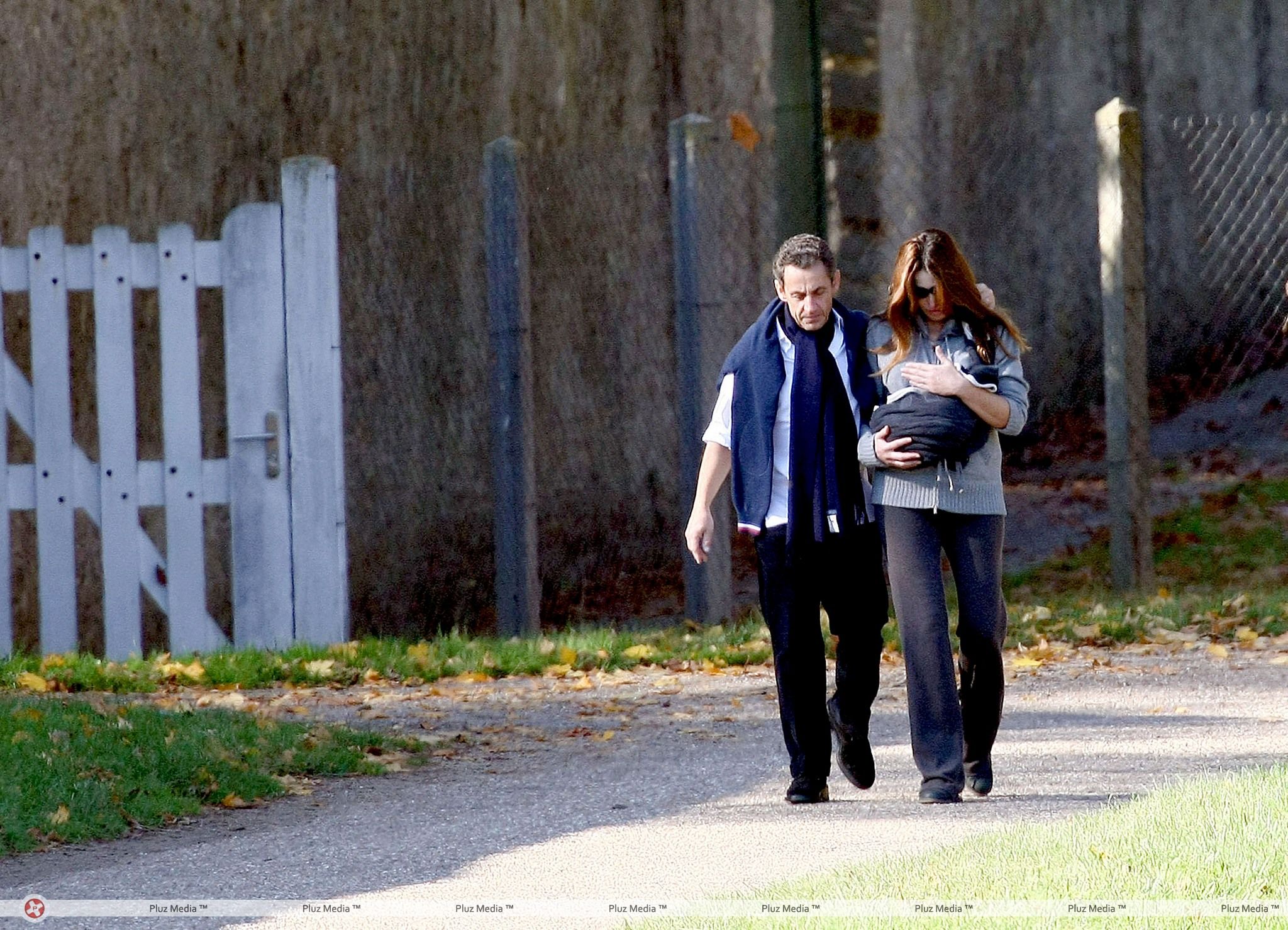 Nicolas Sarkozy and wife Carla Bruni taking a stroll with Giulia | Picture 113936